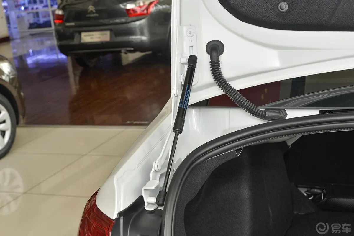 世嘉三厢 1.6L 手动 品享型 VTS版行李厢支撑杆