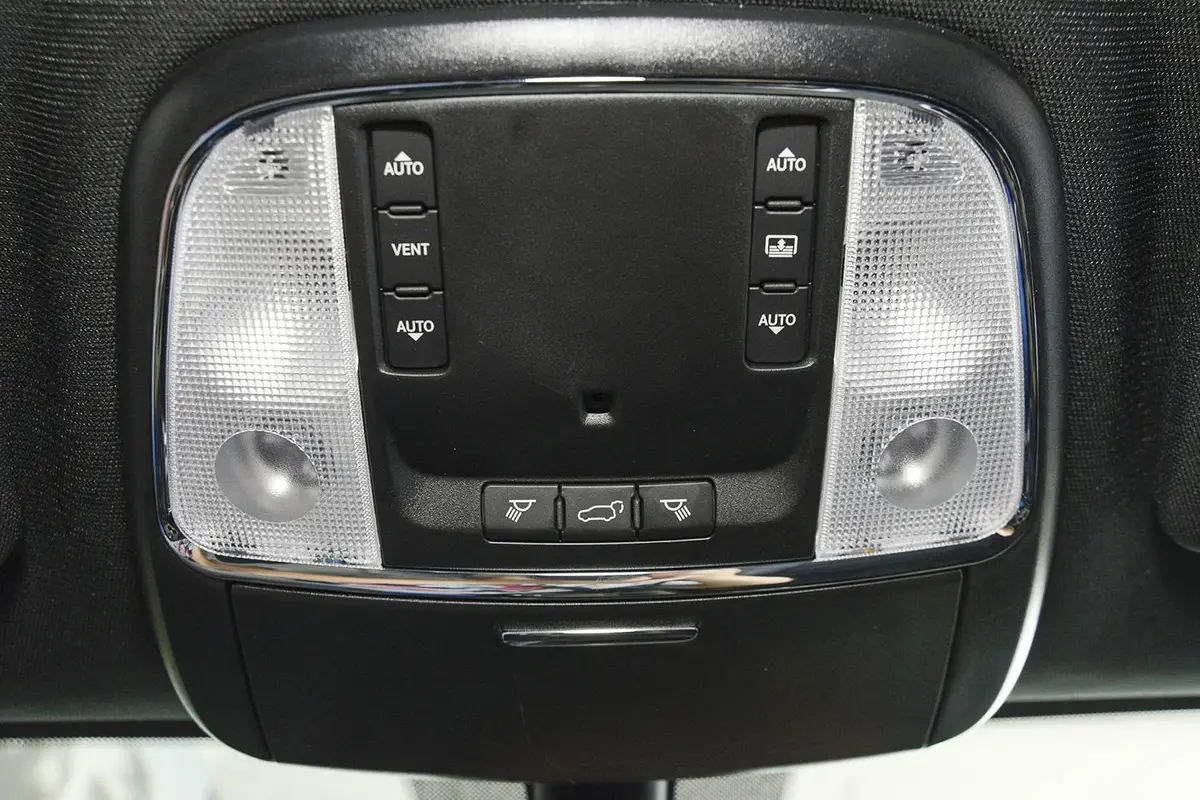 大切诺基(进口)3.0TD 柴油 舒享导航版前排车顶中央控制区