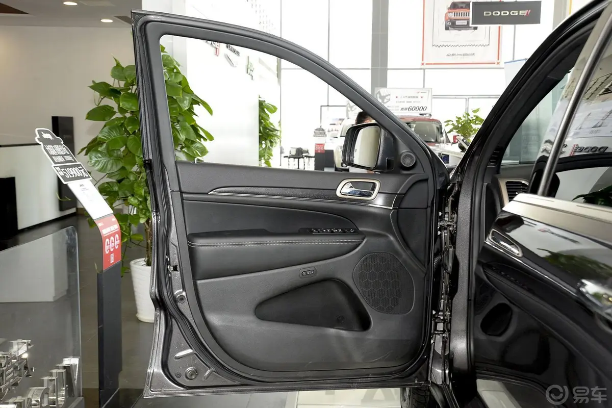 大切诺基(进口)3.0TD 柴油 舒享导航版驾驶员侧车门内门板