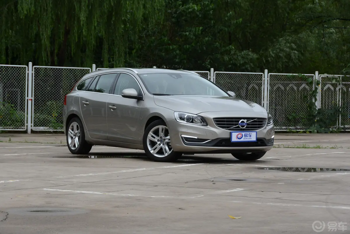 沃尔沃V60Cross Country 2.5T T6 AWD侧前45度车头向右水平