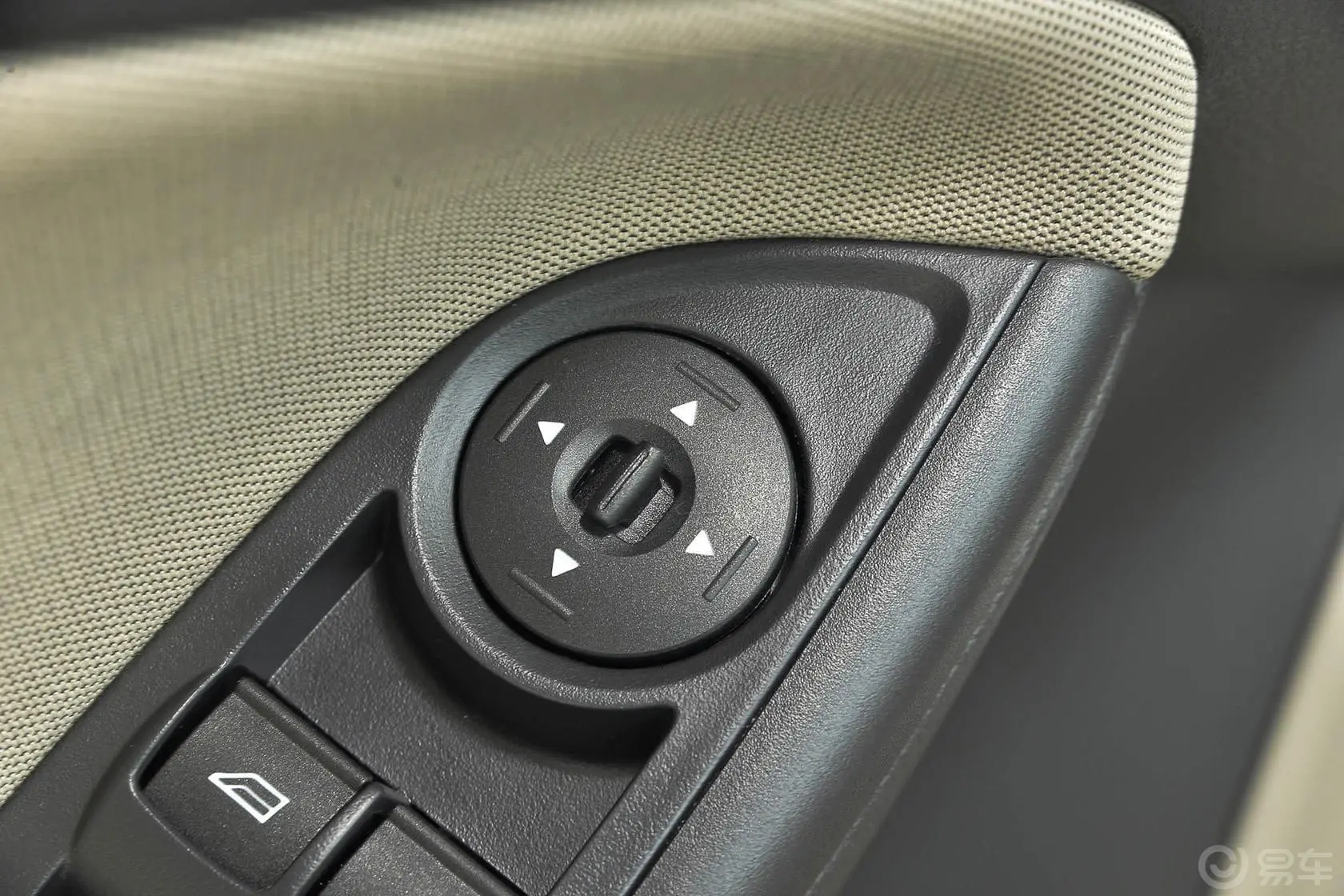 福克斯三厢 1.6L 自动舒适型外后视镜控制键
