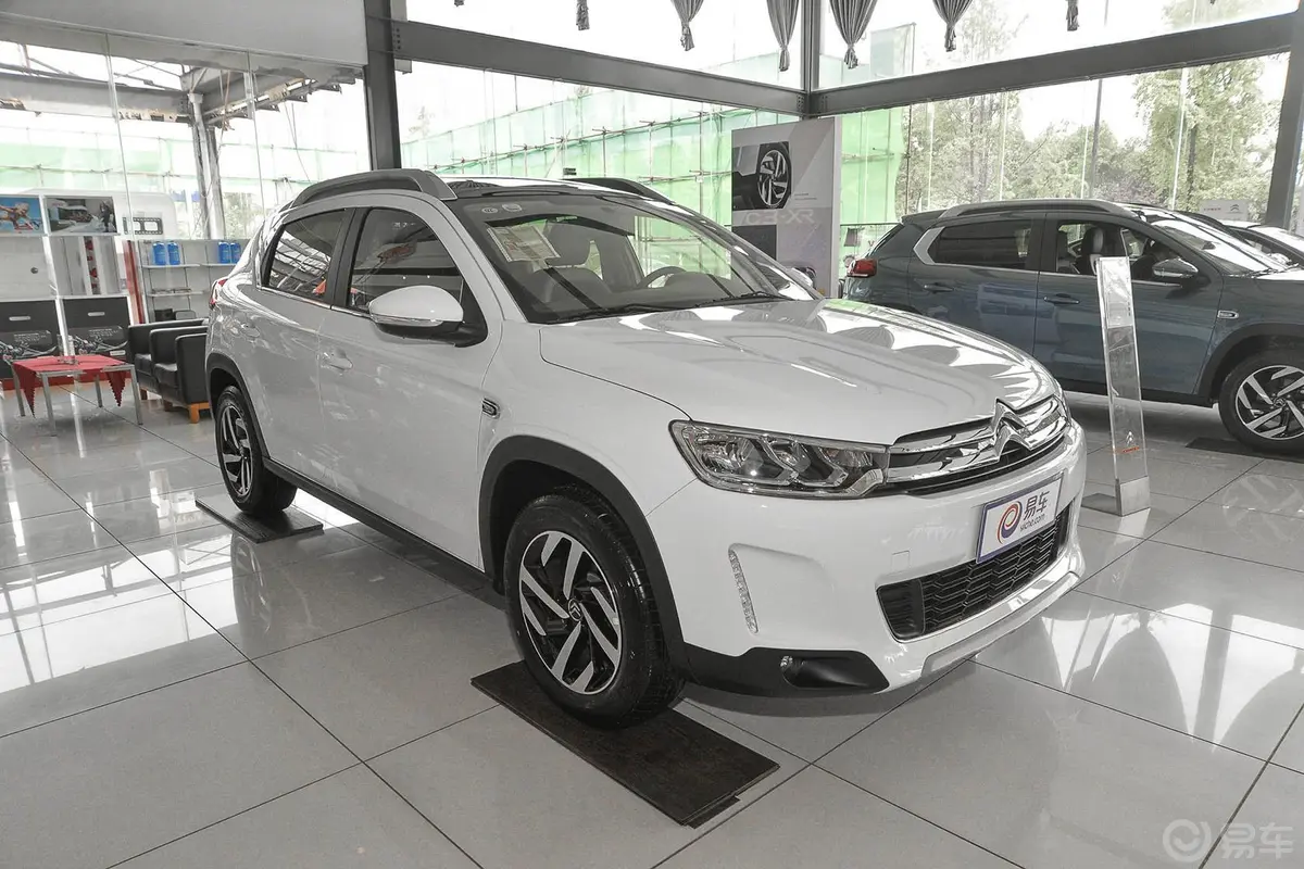 雪铁龙C3-XR1.6L 手动先锋型雾灯