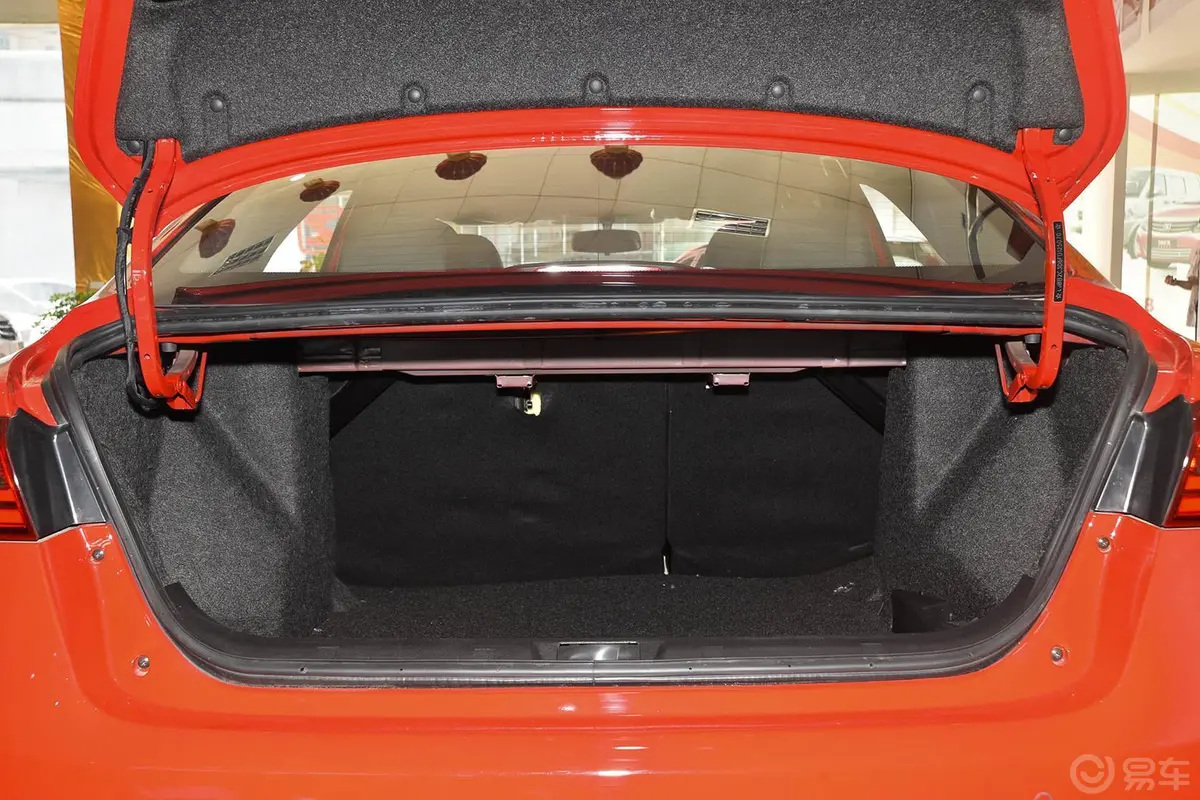 众泰Z300新视界版 1.5L 手动 豪华型行李箱空间