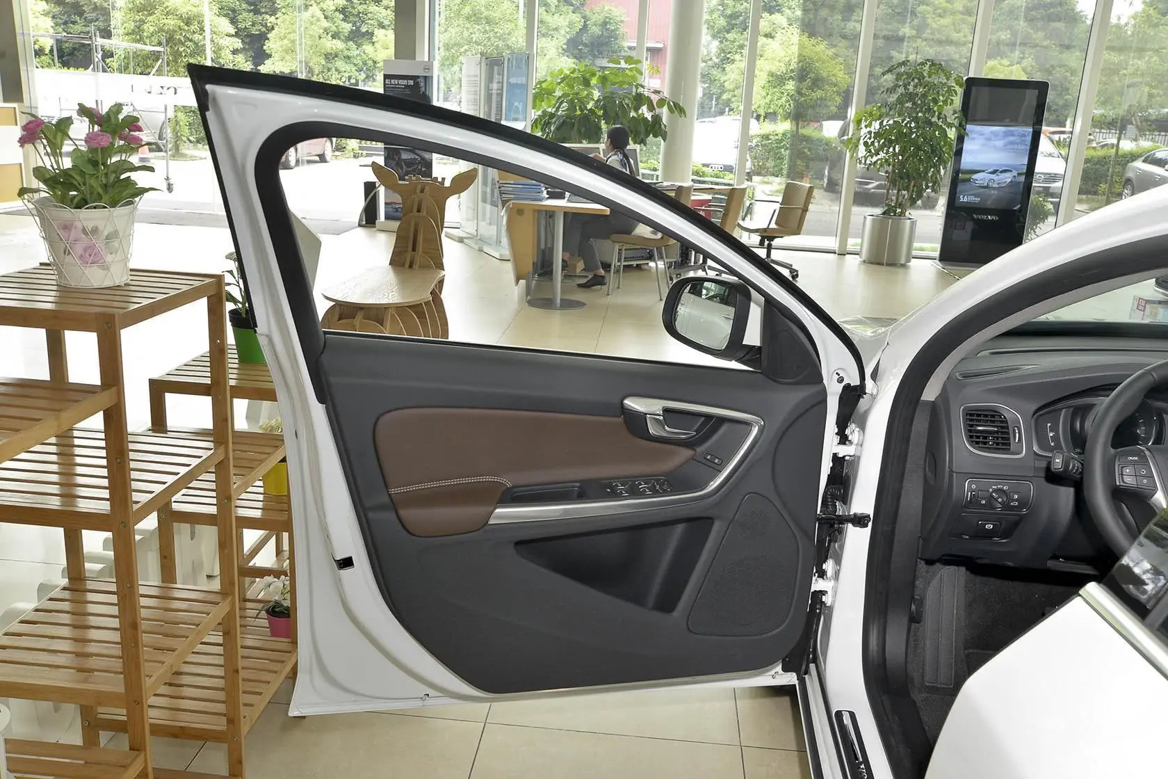 沃尔沃S60新能源S60L T6 智驭版驾驶员侧车门内门板