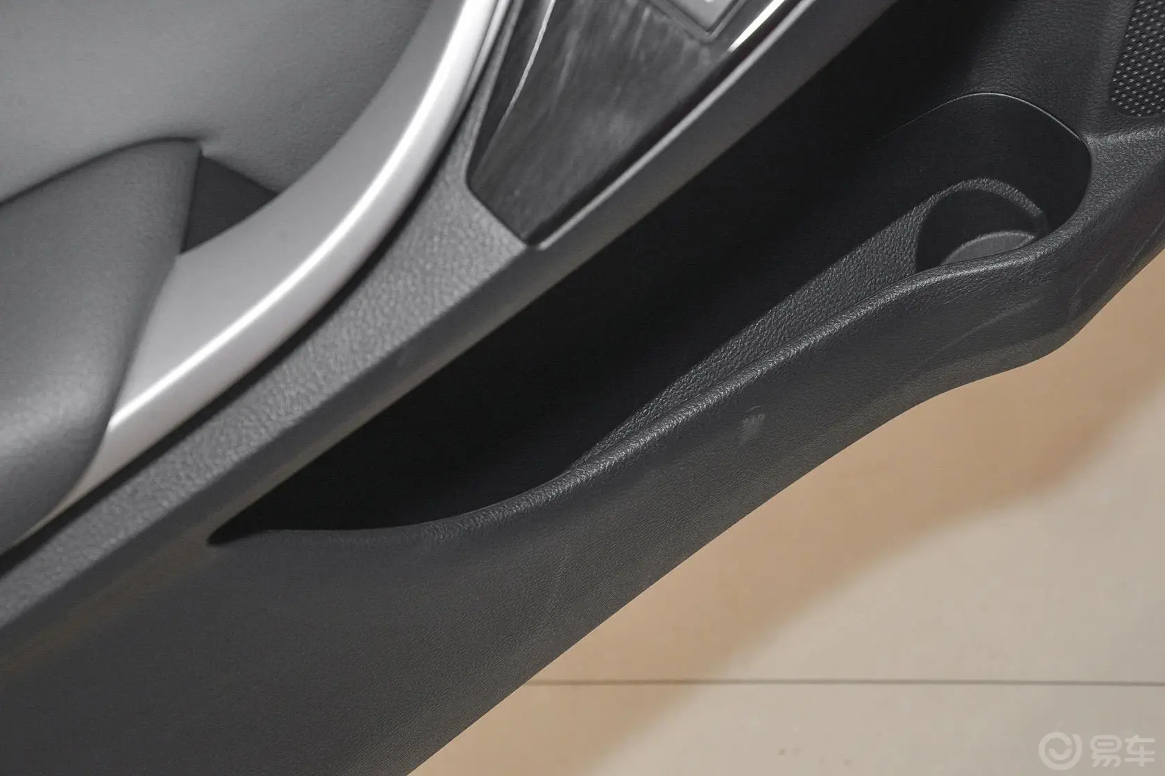 众泰Z300新视界版 1.5L 手动 豪华型驾驶员门储物盒