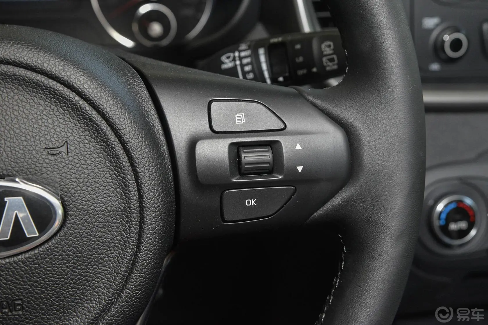 索兰托索兰托L 2.4GDI 四驱 尊贵版 7座 汽油 国V方向盘功能键（右）