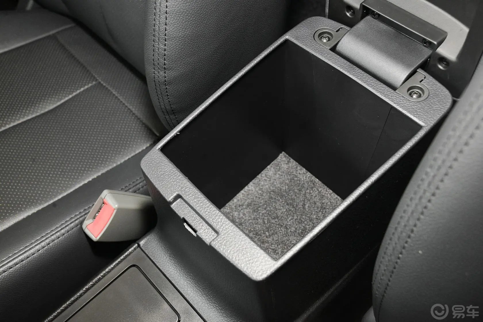 众泰Z300新视界版 1.5L 手动 尊贵型前排中央扶手箱空间
