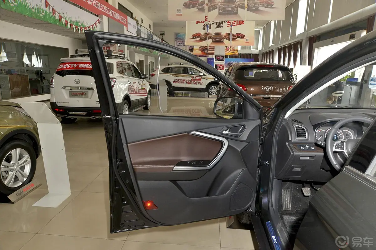 幻速S61.5T 手动 智能型驾驶员侧车门内门板