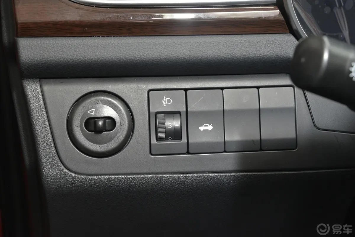 众泰Z5001.5T CVT 豪华型外后视镜控制键