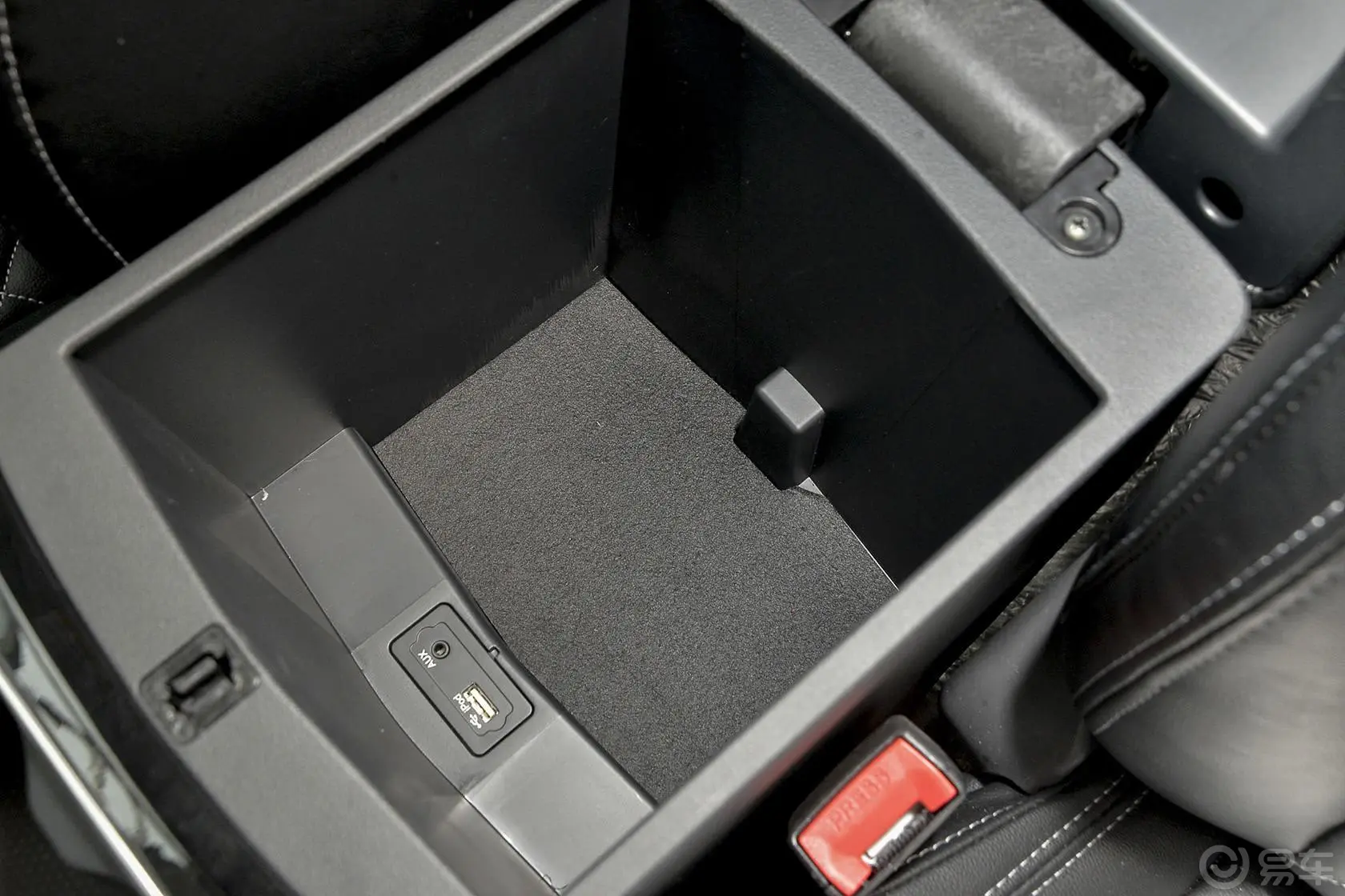 众泰Z5001.5T CVT 豪华型前排中央扶手箱空间