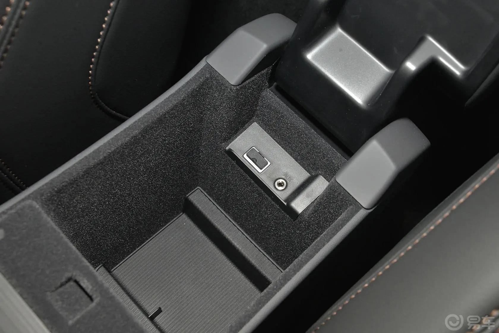 沃尔沃V60T6 AWD 个性运动版前排中央扶手箱空间