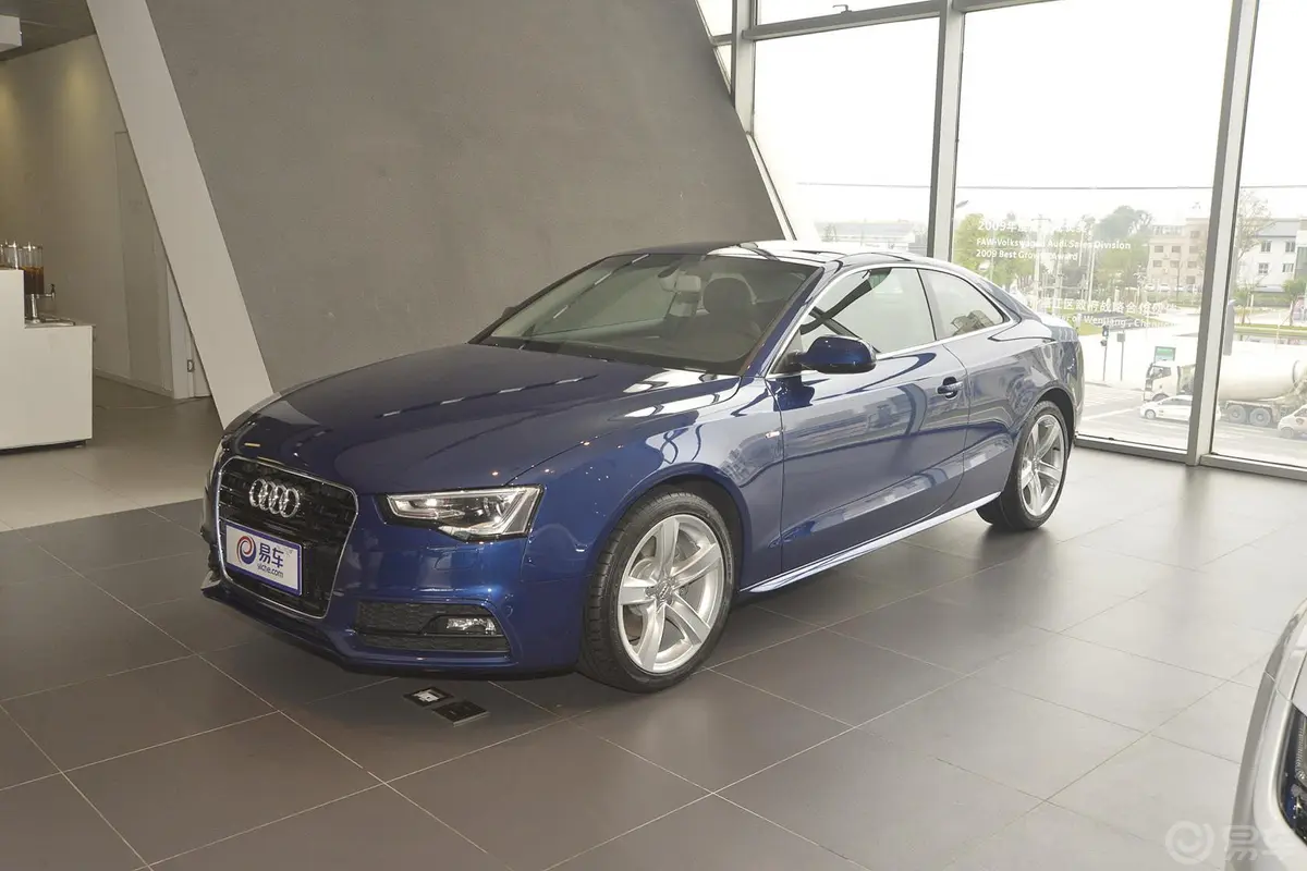 奥迪A5Coupe 45 TFSI 进取型侧前45度车头向左水平