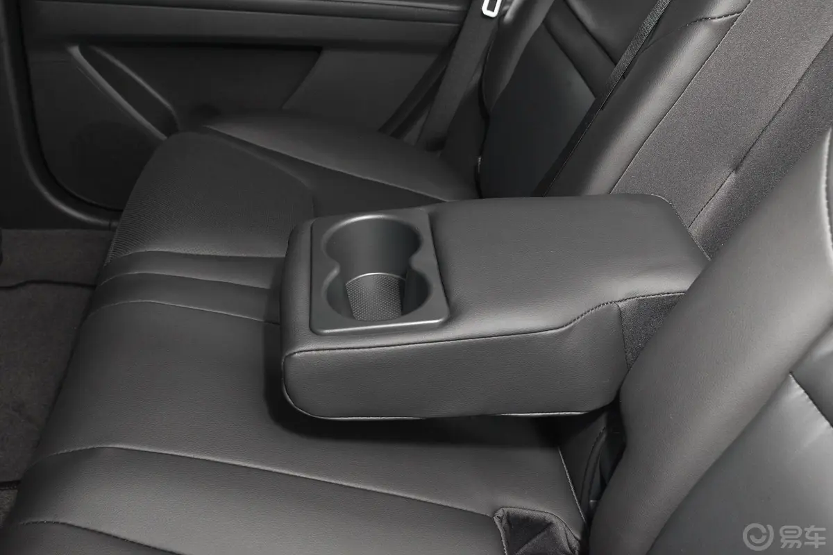 优6 SUV1.8T 自动 时尚升级型后排扶手