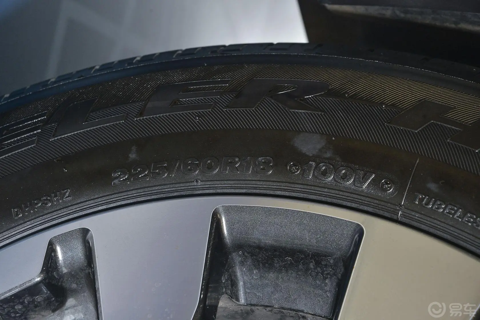 傲虎2.5i 运动导航版轮胎规格