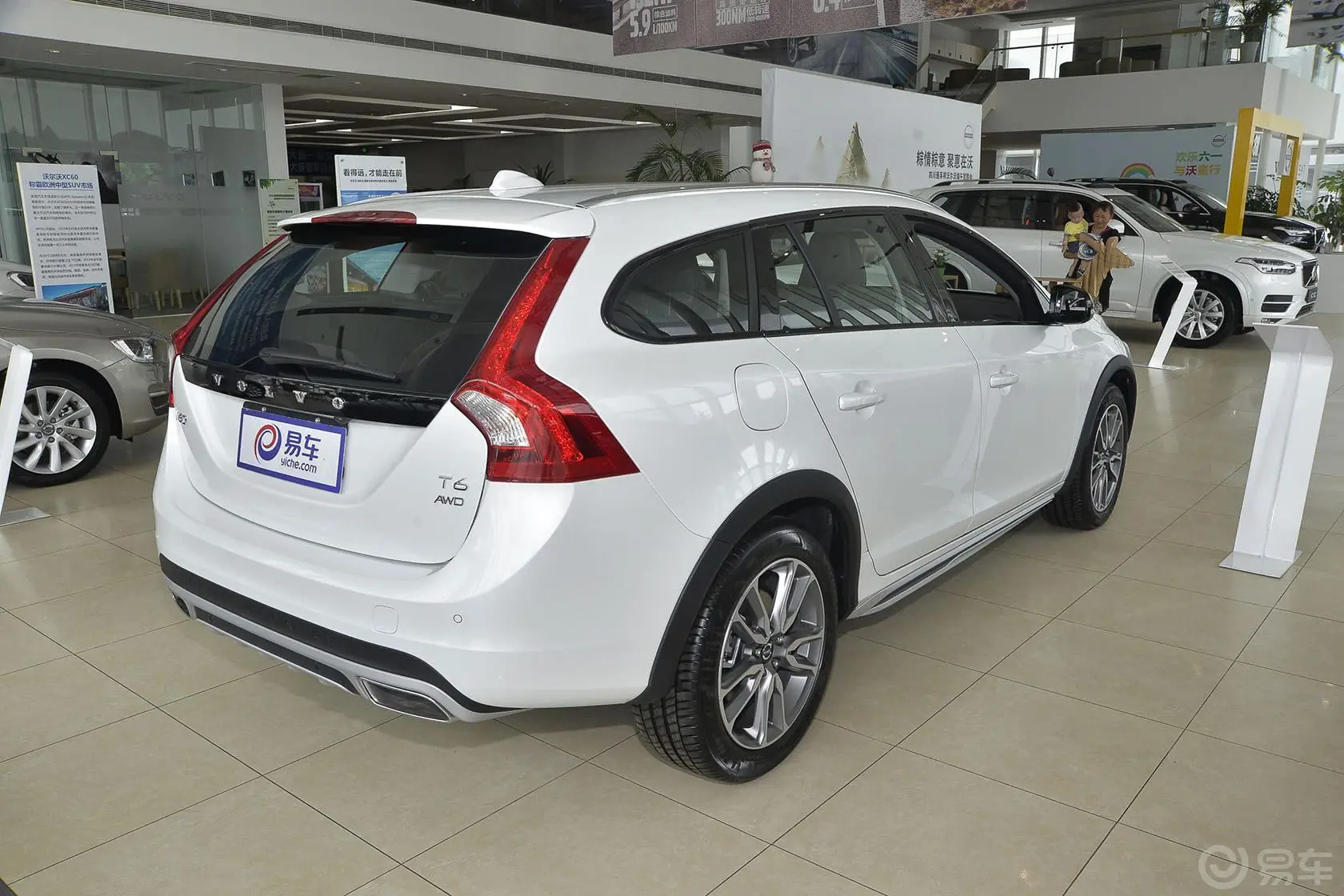 沃尔沃V60T6 AWD 个性运动版侧后45度车头向右水平