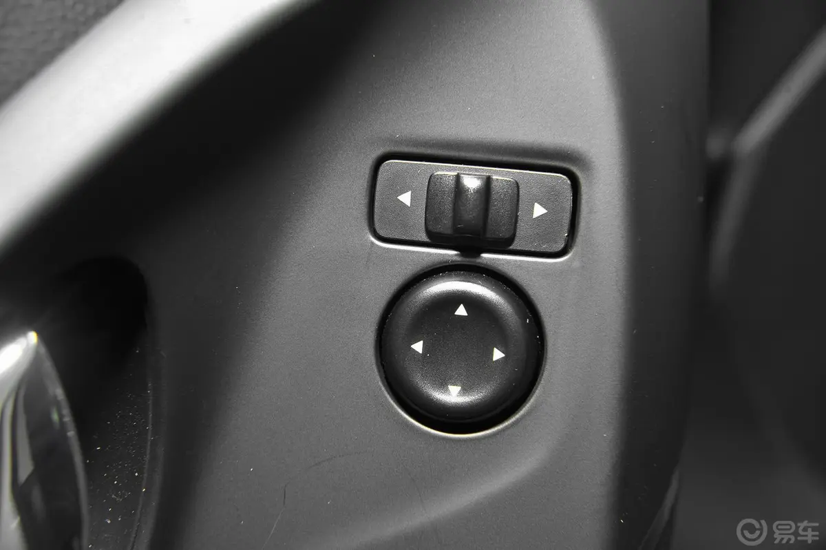 科雷嘉2.0L 两驱 舒适版外后视镜控制键