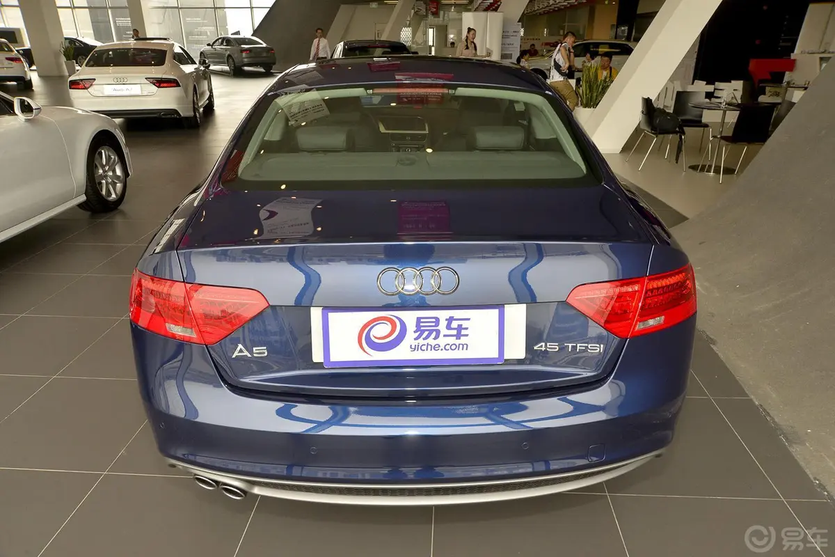 奥迪A5Coupe 45 TFSI 进取型正后水平