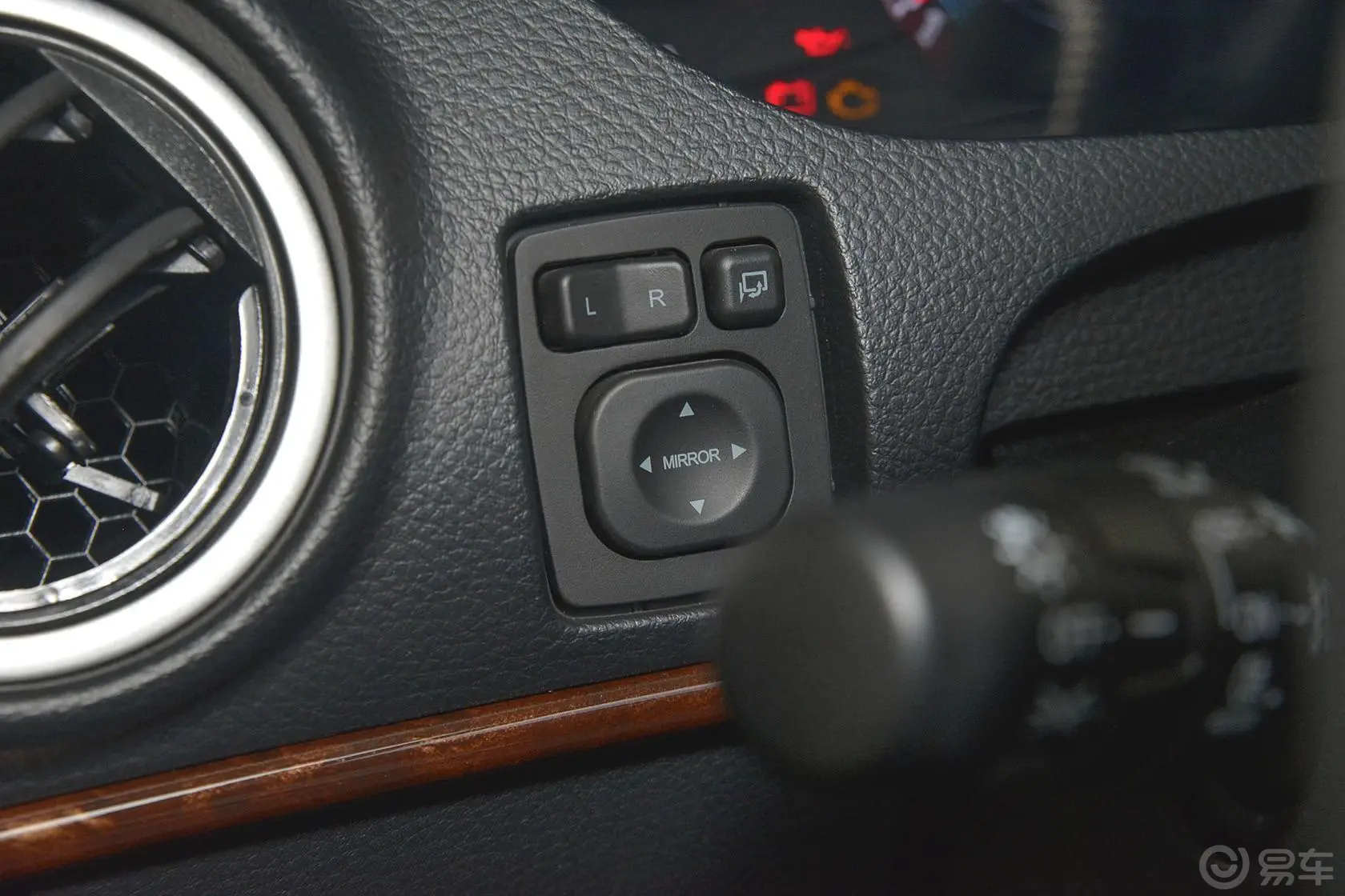 大7 SUV2.2T 手自一体 两驱 智尊版外后视镜控制键