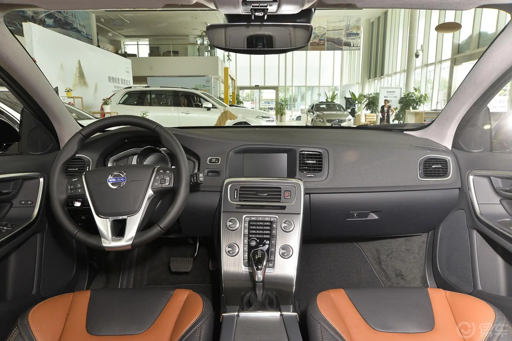 沃尔沃V60T6 AWD 个性运动版前排中央扶手箱