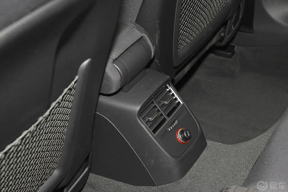 奥迪A3 插电混动(进口)Sportback e-tron 舒适型后排出风口（中央）