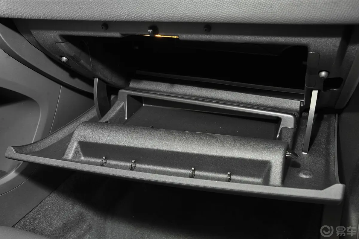 沃尔沃XC60T5 AWD 智远版手套箱