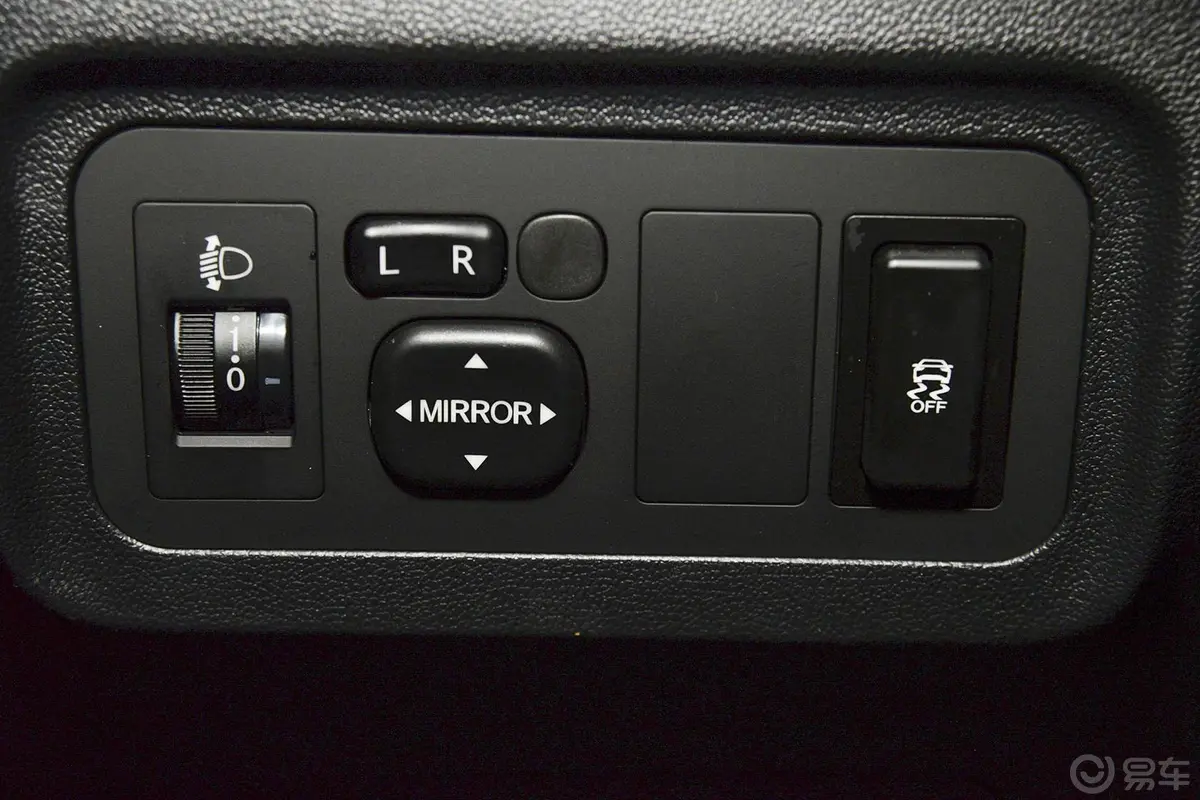 长安CS351.6L 自动 豪华型 国4外后视镜控制键