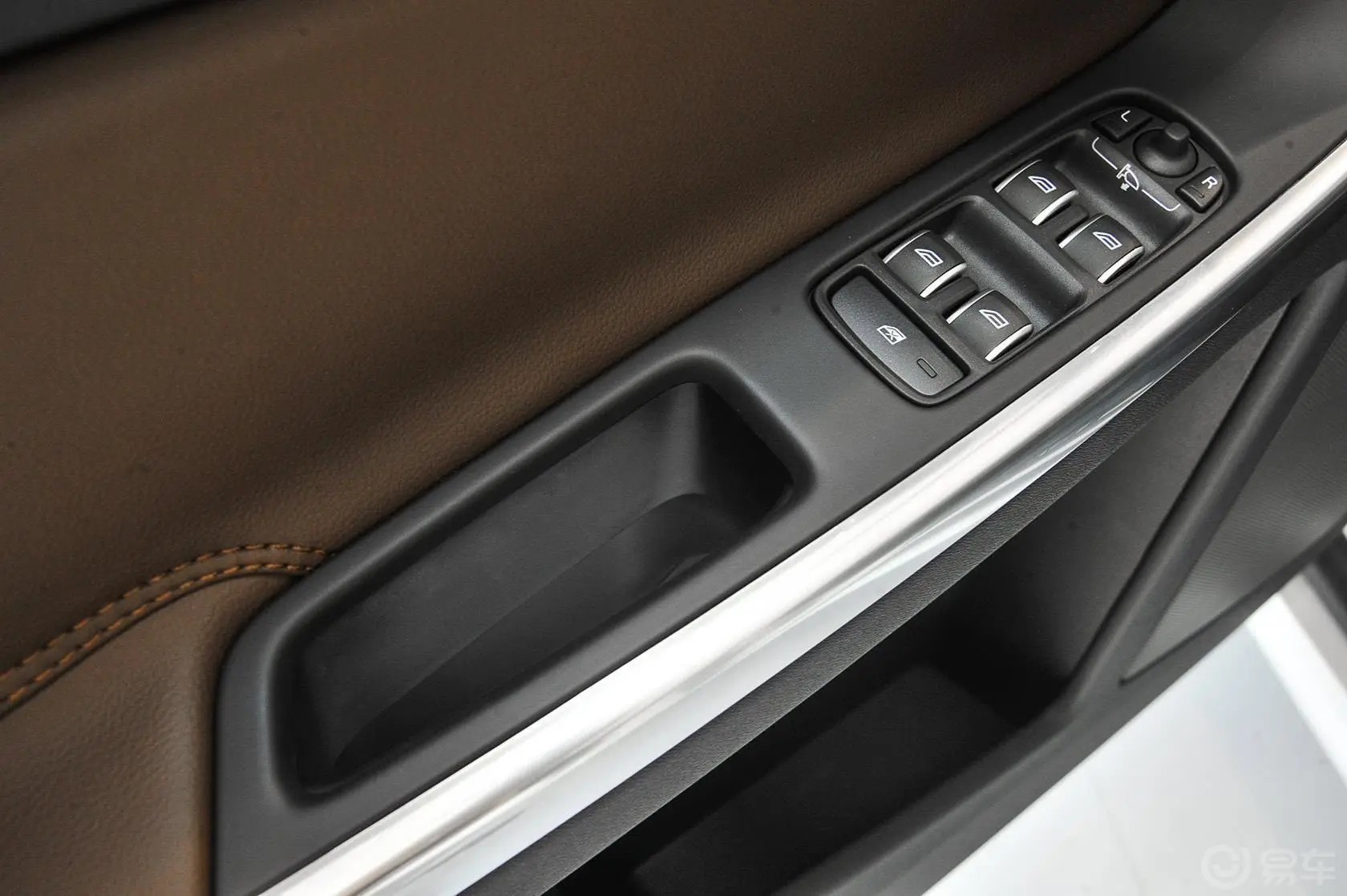沃尔沃XC60T5 AWD 智远版车窗升降键