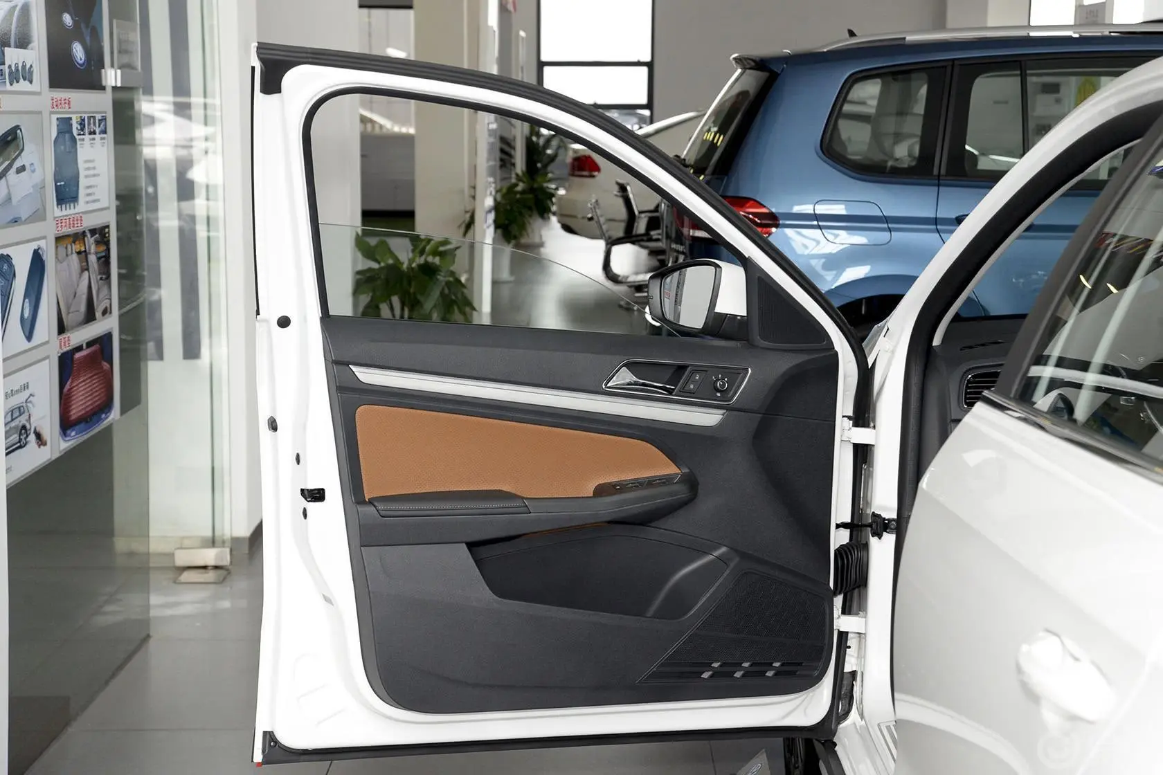 朗境1.6L 自动 豪华型驾驶员侧车门内门板