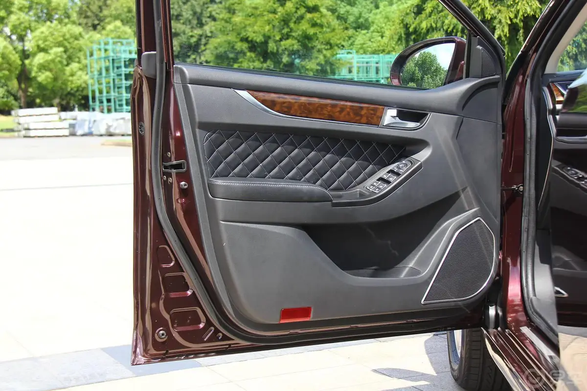 众泰Z5001.5T 手动 精英版驾驶员侧车门内门板