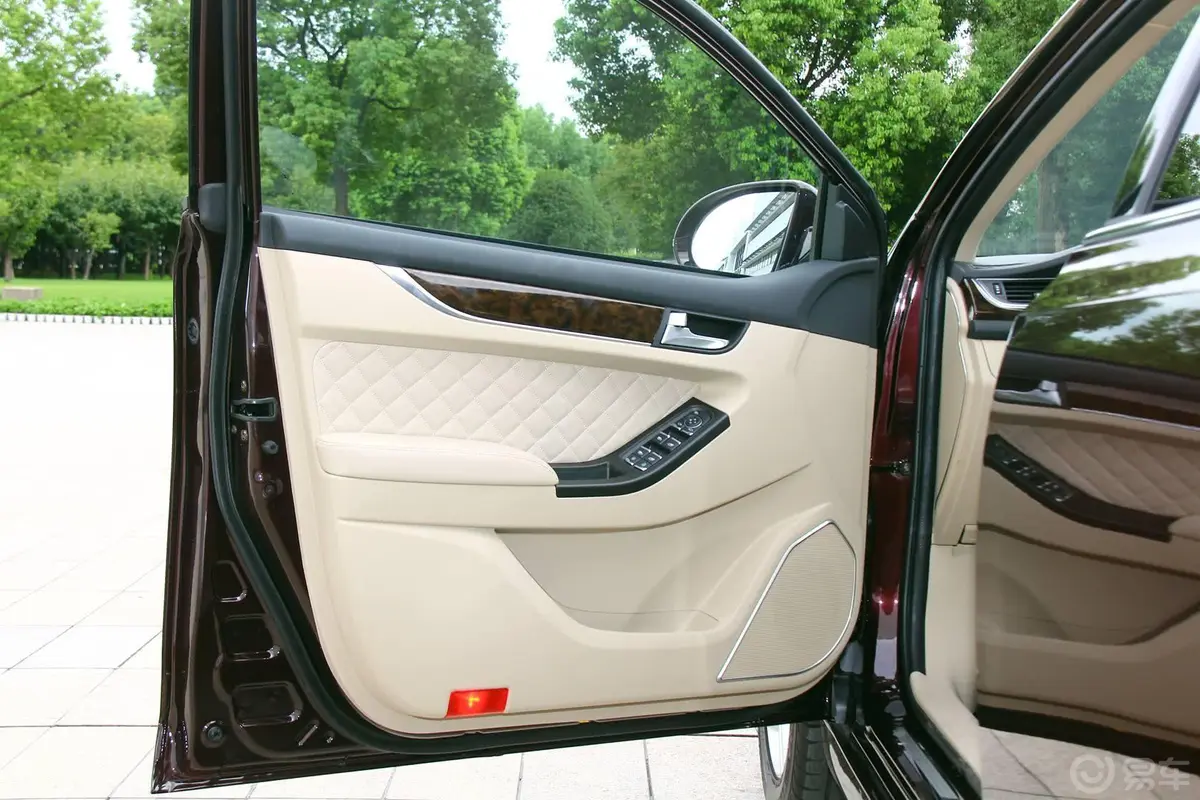 众泰Z5001.5T 手动 豪华版驾驶员侧车门内门板