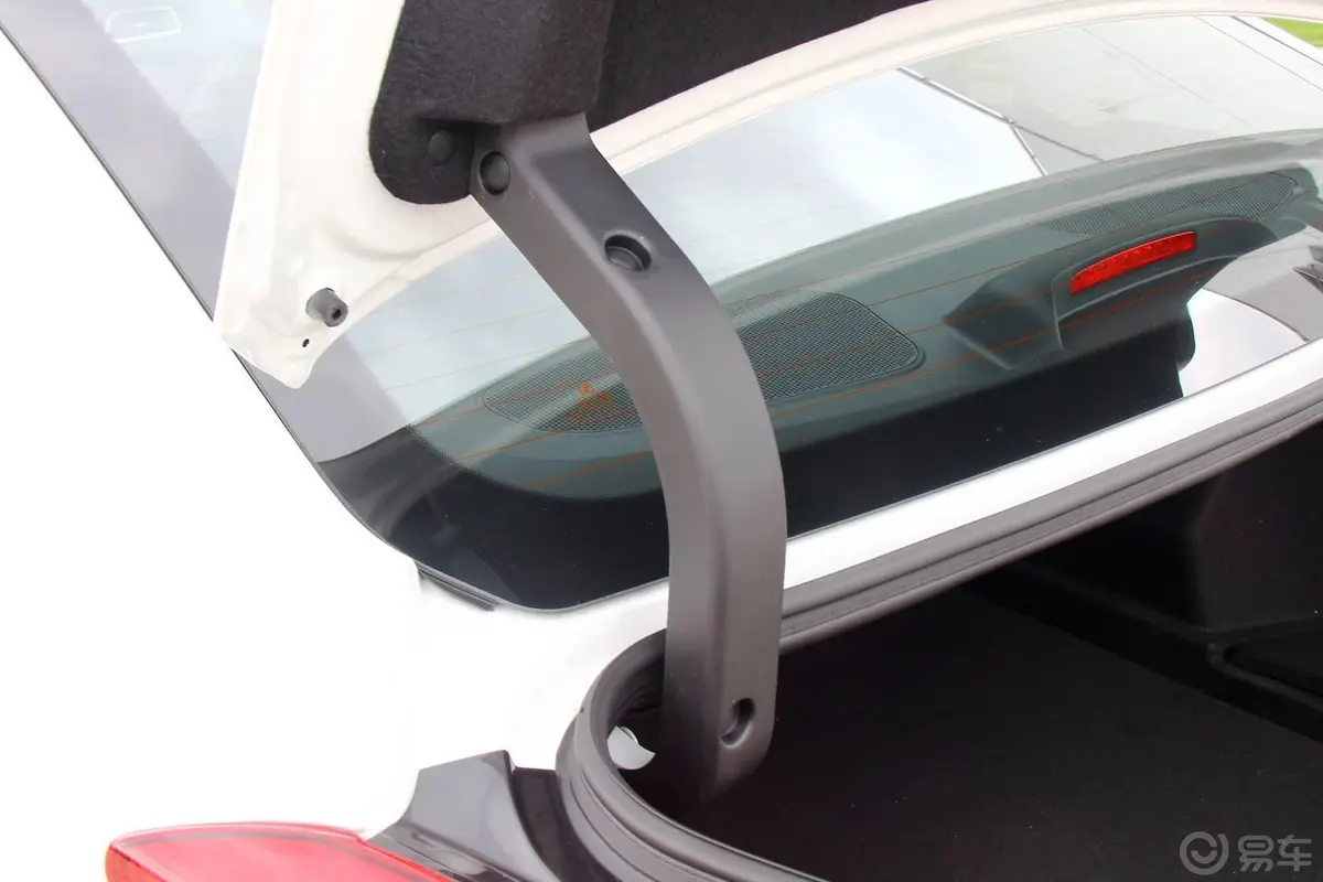 众泰Z5001.5T CVT 尊贵型行李厢支撑杆