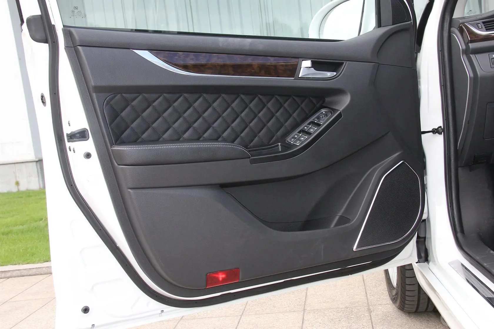 众泰Z5001.5T CVT 旗舰型驾驶员侧车门内门板