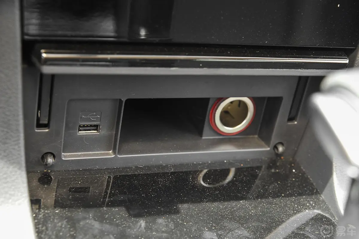 野马T701.8T CVT 睿智版 7座USB接口