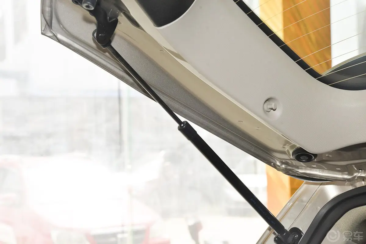 众泰T600运动版 2.0T 双离合 尊享版行李厢支撑杆