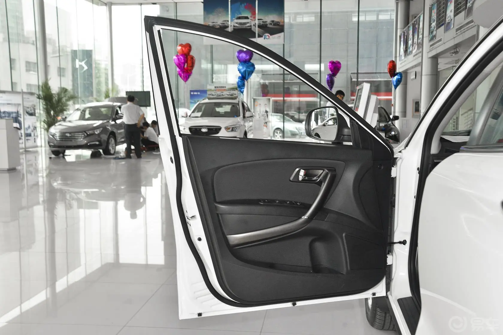奔腾X802.0L 自动 舒适型驾驶员侧车门内门板
