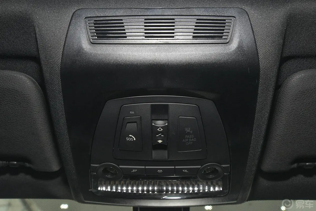 宝马X4xDrive28i M运动版前排车顶中央控制区