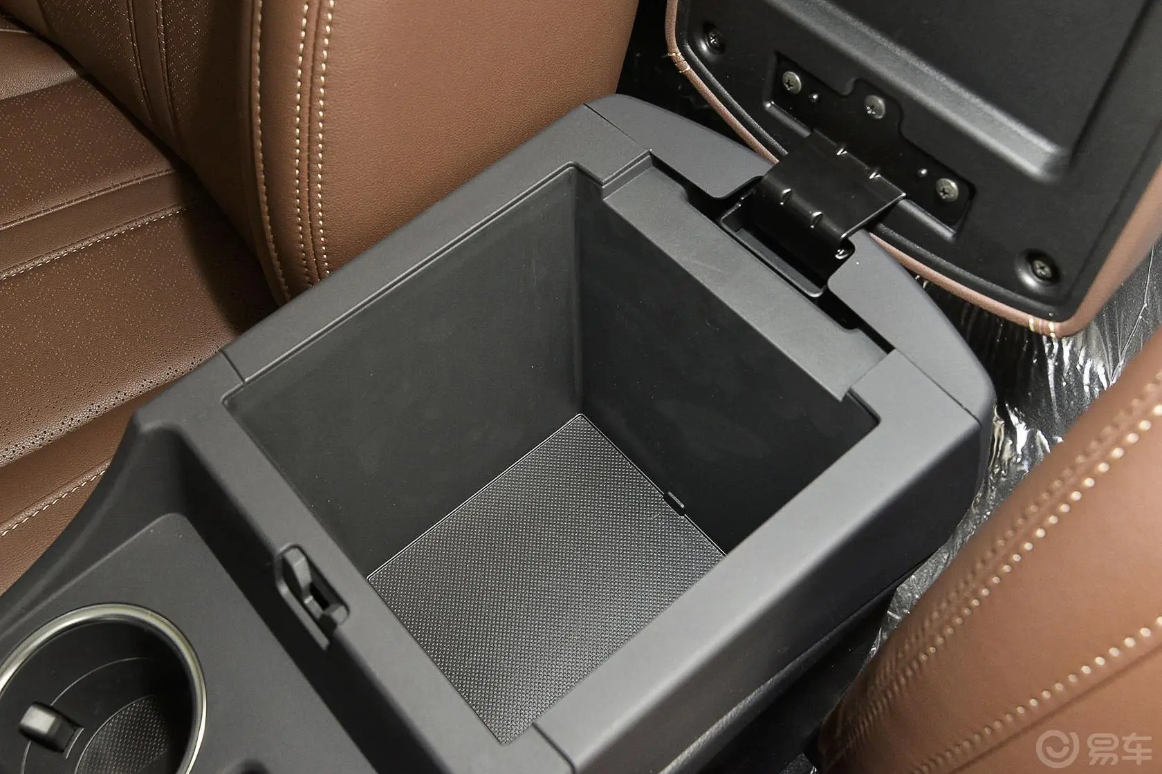 比亚迪S71.5T 手动 尊贵型 7座 升级版前排中央扶手箱空间