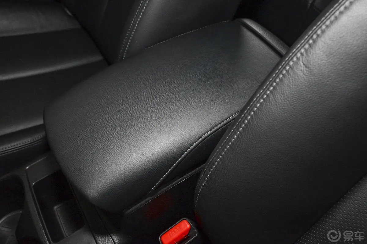 奇骏2.0L CVT 舒适版 两驱前排中央扶手箱
