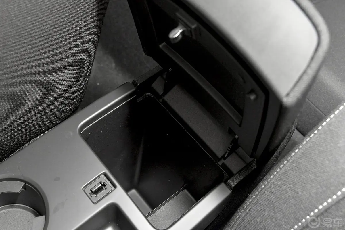 科雷嘉2.0L 两驱 舒适版前排中央扶手箱空间