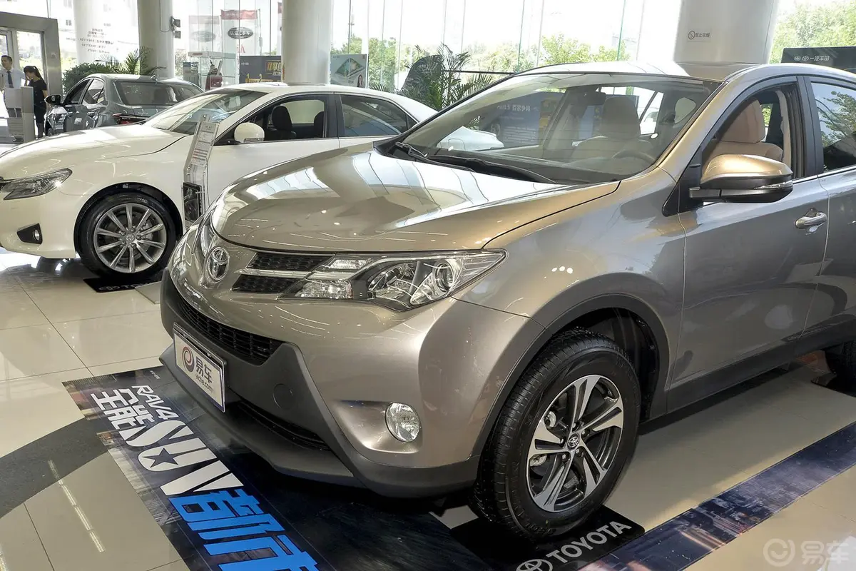 RAV4荣放2.0L CVT 两驱 风尚版车头局部