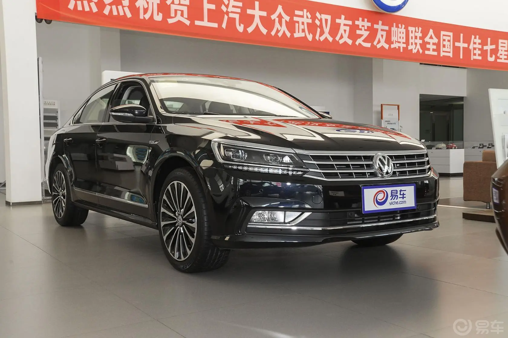 帕萨特380TSI DSG御尊版正侧车头向右水平