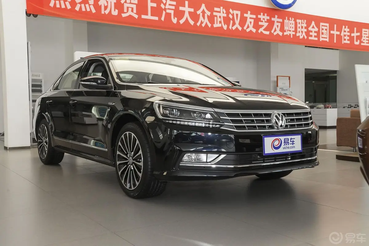 帕萨特380TSI DSG御尊版正侧车头向右水平