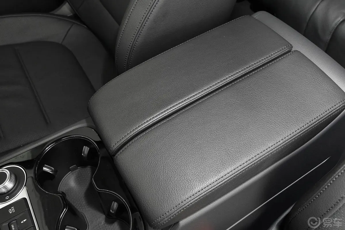 途锐V6 TSI 舒适型前排中央扶手箱