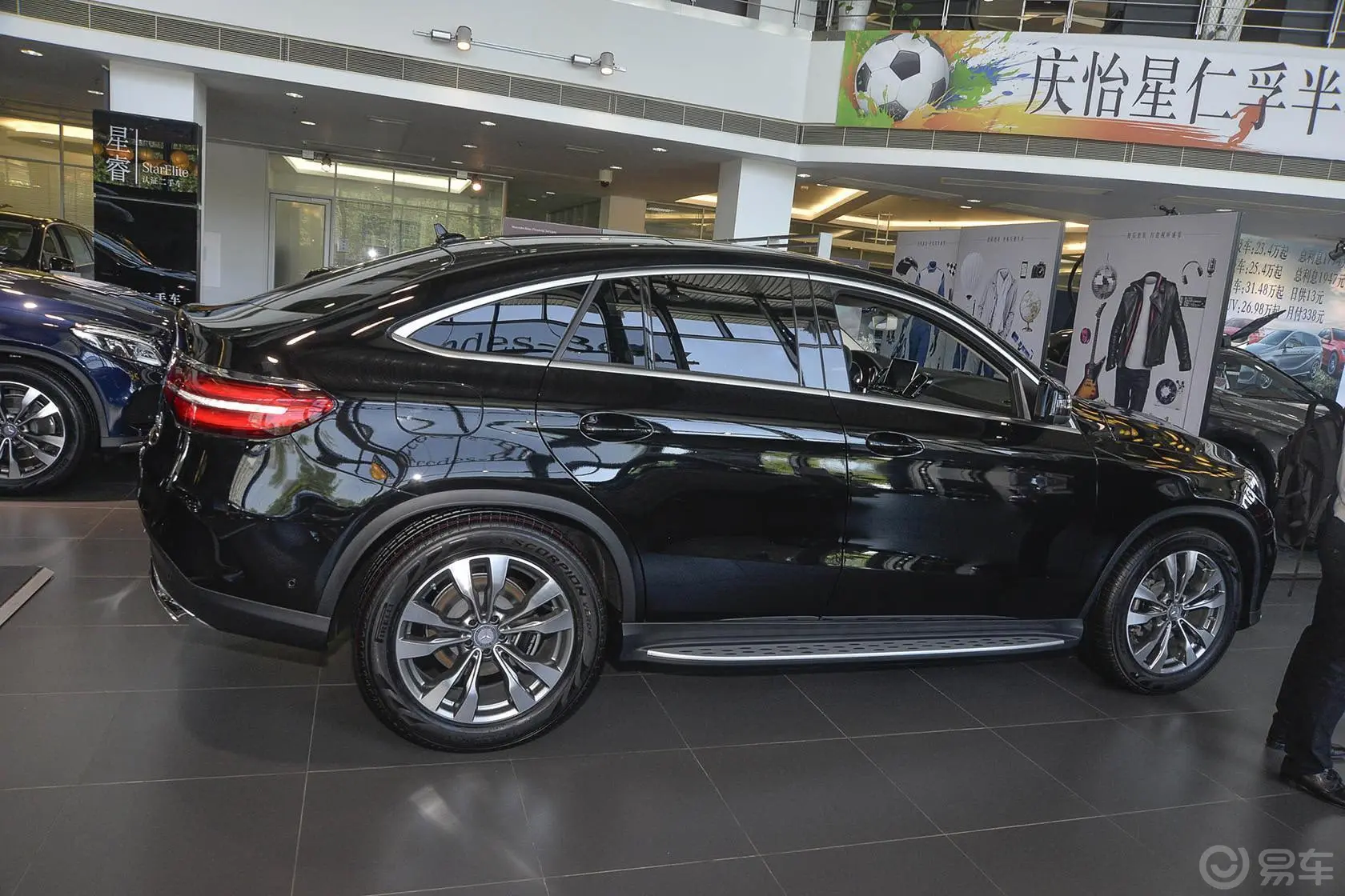 奔驰GLE轿跑GLE 400 4MATIC 轿跑SUV正侧车头向右水平