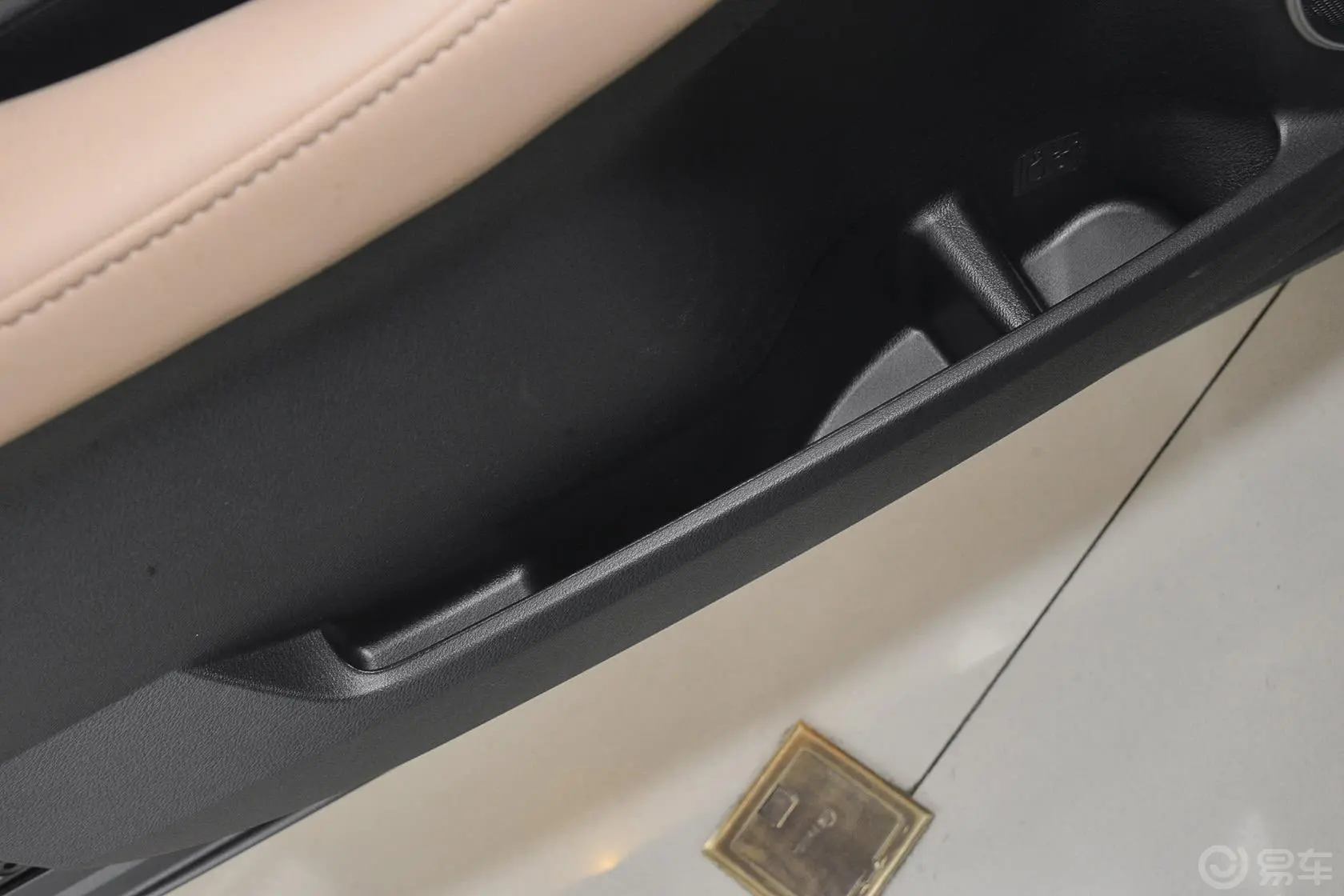 雷克萨斯NX300h 锋致版驾驶员门储物盒