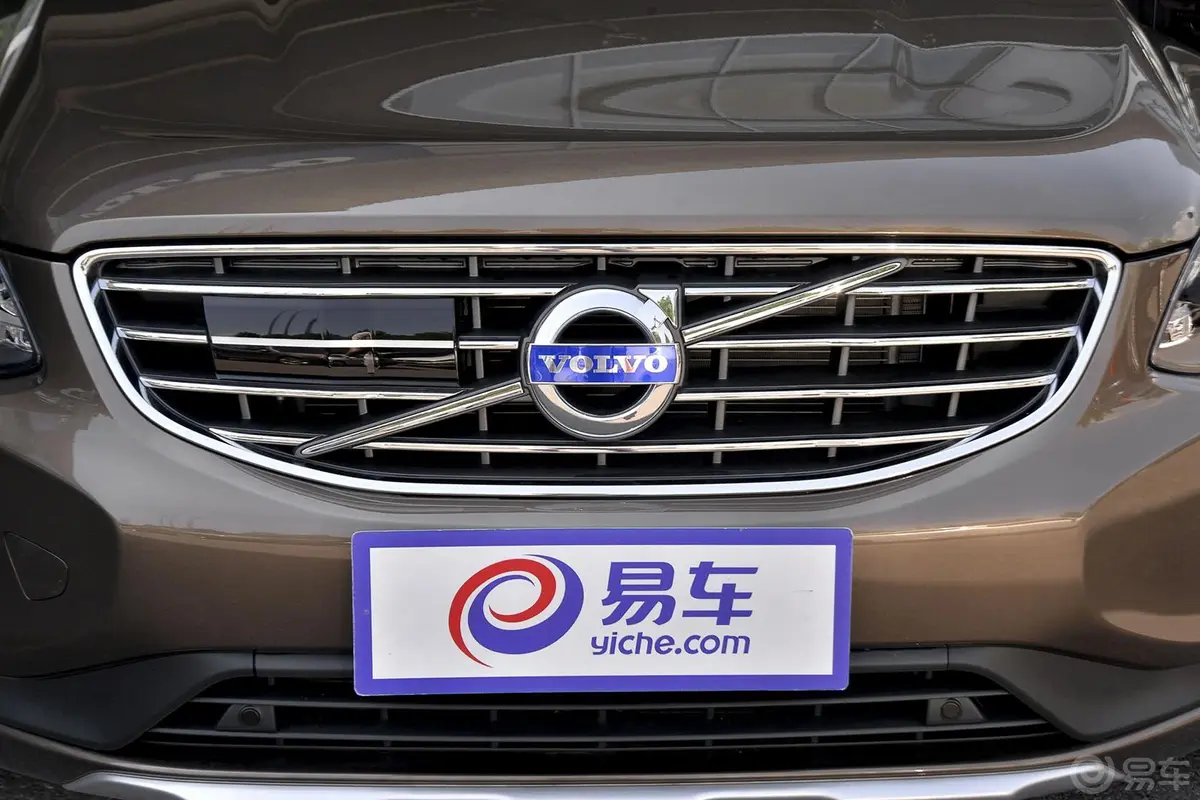 沃尔沃XC60T5 AWD 智驭版前格栅侧俯拍