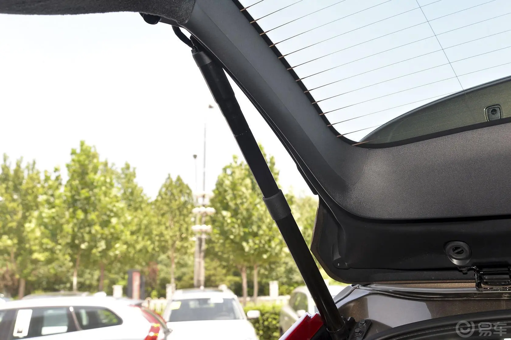 沃尔沃XC60T5 AWD 智驭版行李厢支撑杆