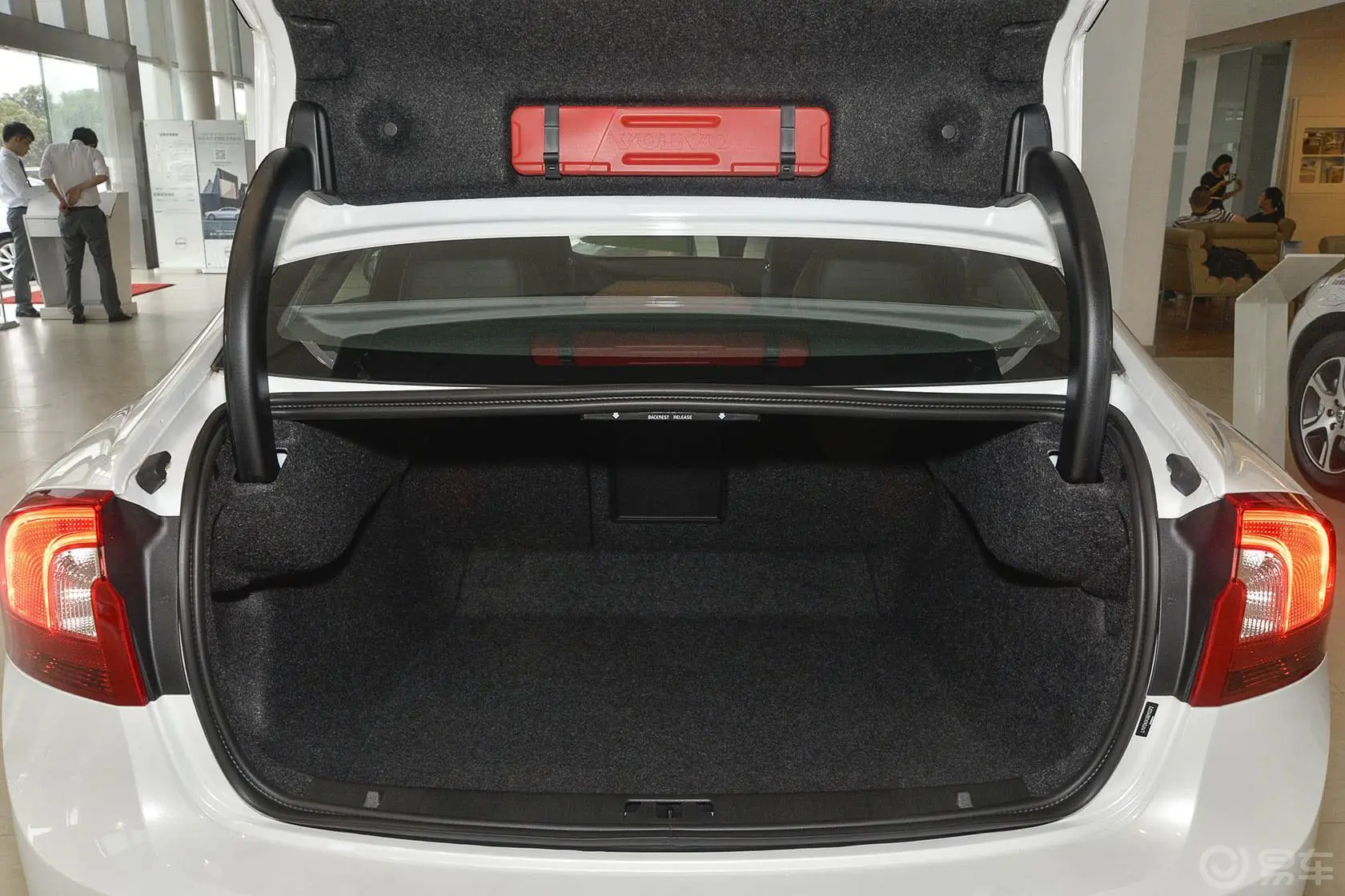 沃尔沃S60T5 智驭版行李箱空间