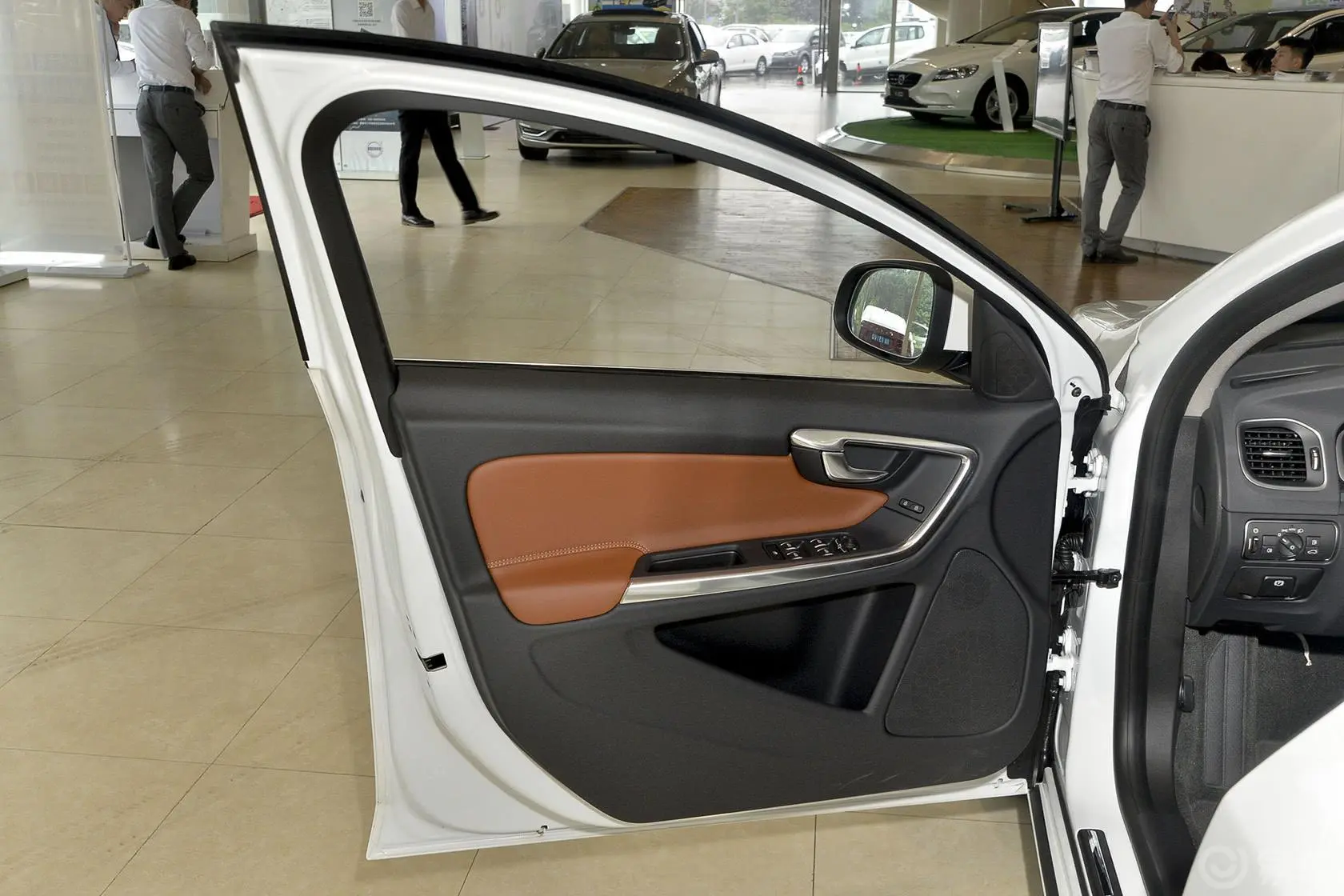 沃尔沃S60T5 智驭版驾驶员侧车门内门板