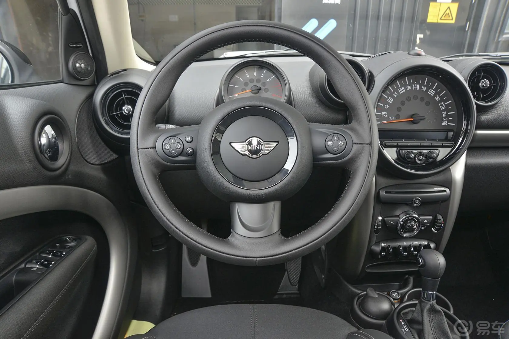 MINI COUNTRYMAN1.6T COOPER All 4 Fun 装备控驾驶位区域